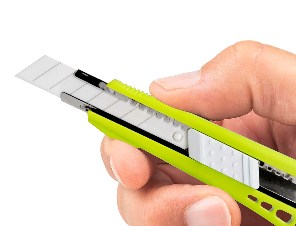CUTTER LARGE XD-43 Q-CONNECT LAME RETRACTABLE              INTERCHANGEABLE EN CERAMIQUE  18MM PRECOUPEE GUIDE LAME