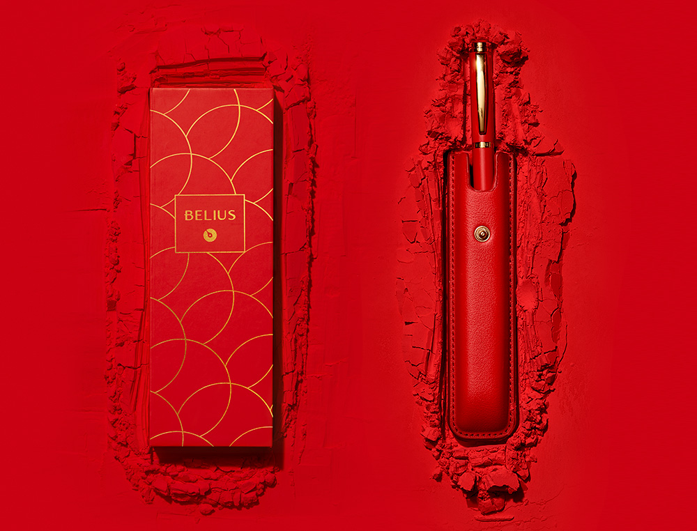 STYLO-BILLE ET ETUI EN SIMILI CUIR BELIUS PASSION ALUMINIUM BROSSE ATTRIBUTS OR ENCRE BLEUE COLORIS ROUGE COFFRET CADEAU