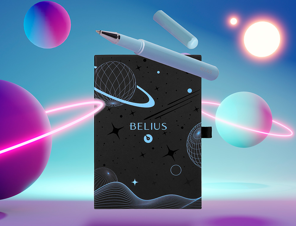 ROLLER ET ETUI EN SIMILI CUIR BELIUS SPACE B MONOCHROME SANS AGRAFE ENCRE NOIRE COLORIS BLEU DANS COFFRET CADEAU