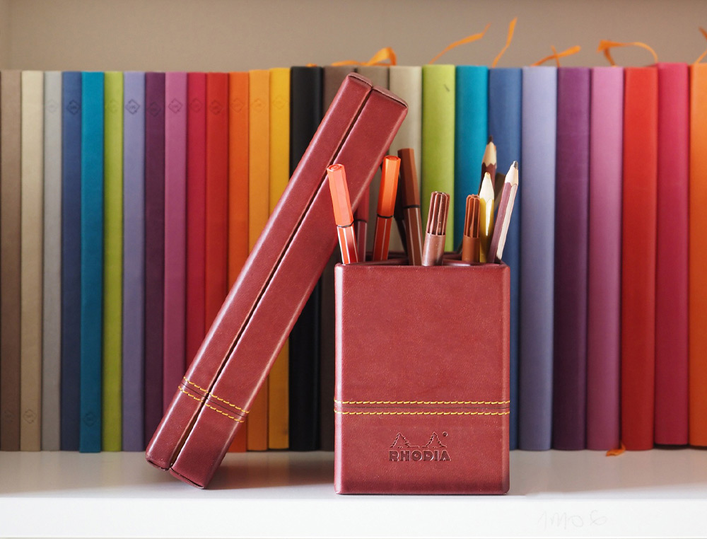 POT   CRAYONS RHODIARAMA QUATRE COMPARTIMENTS EN SIMIL CUIR NOIR VELOUT   8X8X11CM