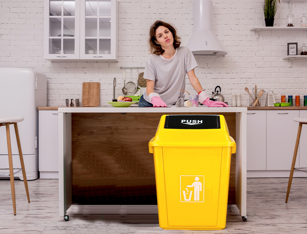 POUBELLE Q-CONNECT PLASTIQUE COUVERCLE BASCULANT 58L       470X330X760MM COLORIS JAUNE