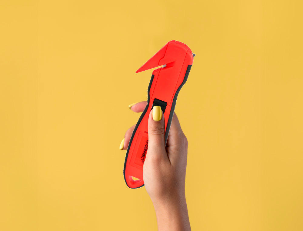 CUTTER DE SECURITE XD-G03 Q-CONNECT EN PLASTIQUE ET GOMME AVEC ERGOT EN METAL LAMEFIXE PROTEGEE