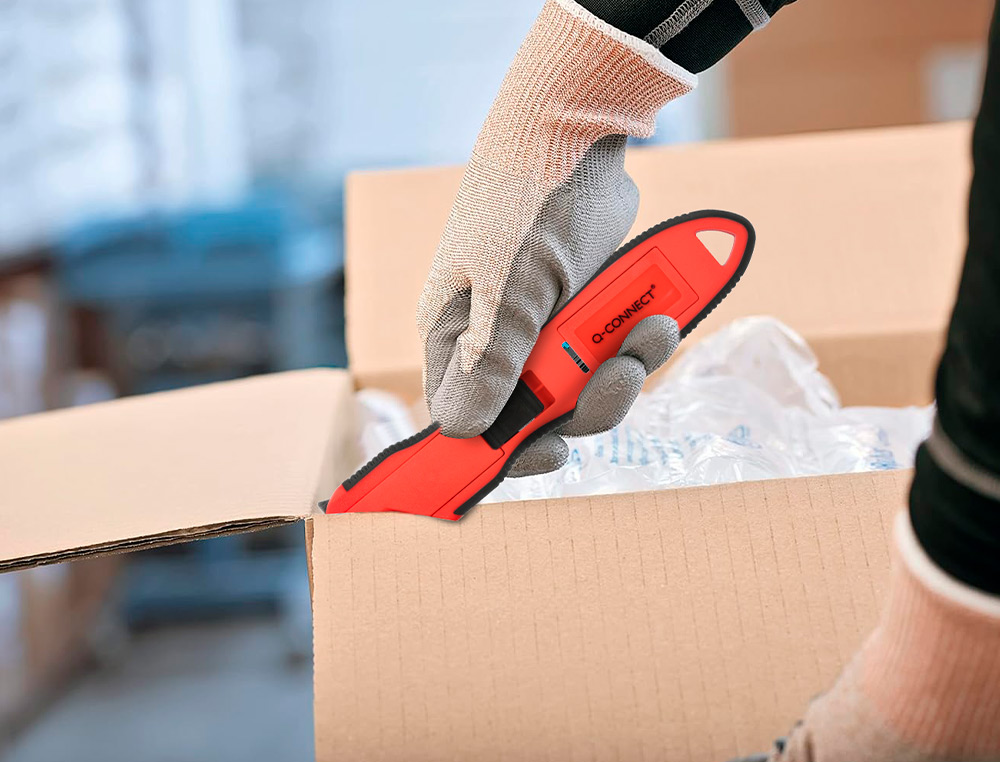 CUTTER DE SECURITE XD-G03 Q-CONNECT EN PLASTIQUE ET GOMME AVEC ERGOT EN METAL LAMEFIXE PROTEGEE
