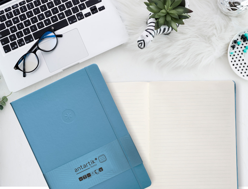 CARNET FERMETURE ELASTIQUE ANTARTIK NOTES COUVERTURE     RIGIDE A4 LIGNE 100 FEUILLES  80GR FSC COLORIS BLEU CIEL