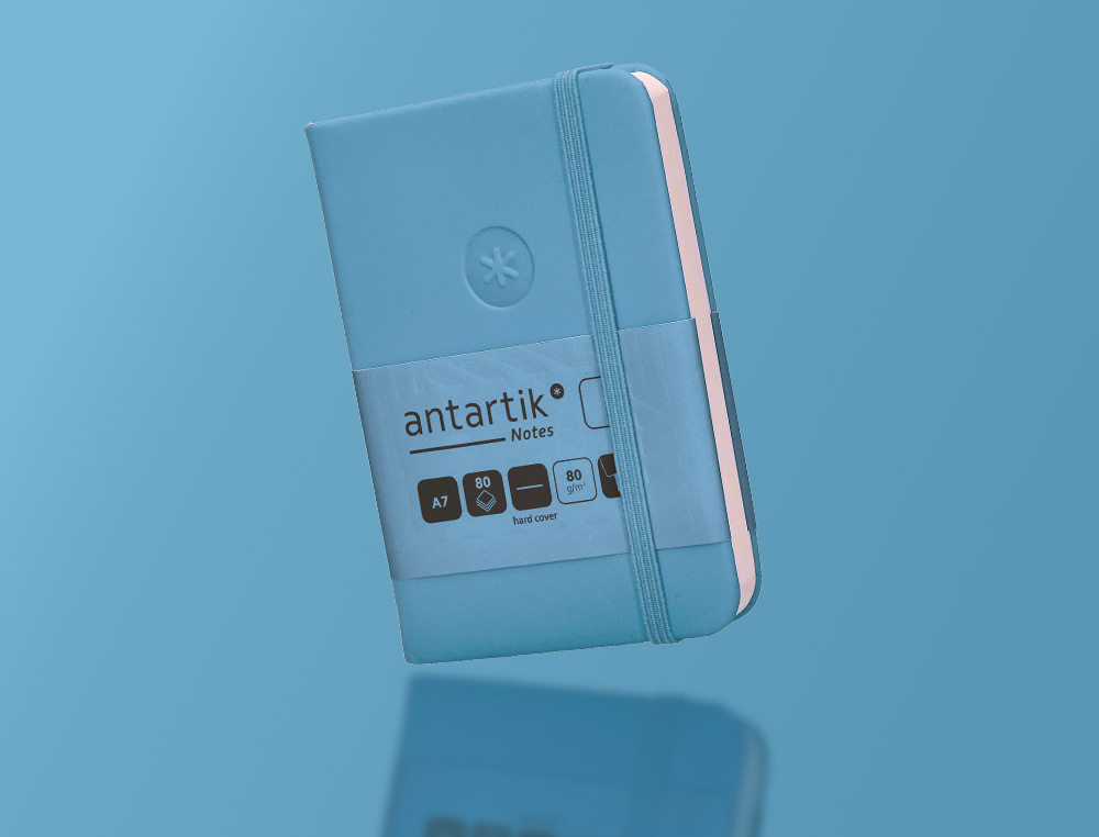 CARNET FERMETURE ELASTIQUE ANTARTIK NOTES COUVERTURE RIGIDE A7 PAPIER UNI IVOIRE 80FEUILLES 80GR FSC BLEU CIEL
